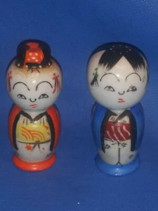 Salero y pimentero vintage pintado a mano hombre y mujer en batas kimono Japón - Imagen 1 de 5