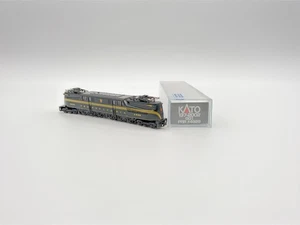 KATO - N - PRR - GG1 Electric Loco - Black, Gold Stripe #4929 - Train 137-2002 - Picture 1 of 14