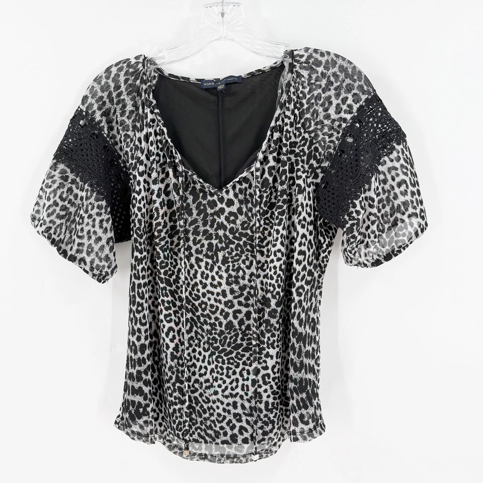Blusa para mujer Adrienne Vittadini gris leopardo ganchillo transparente cuello en V talla pequeña Foto 1 de 4