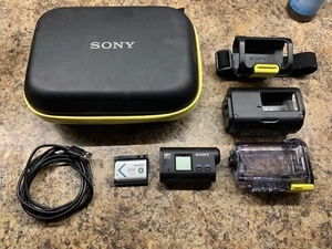 Sony Action Cam (HDR-AS15) with many accessories - Picture 1 of 9