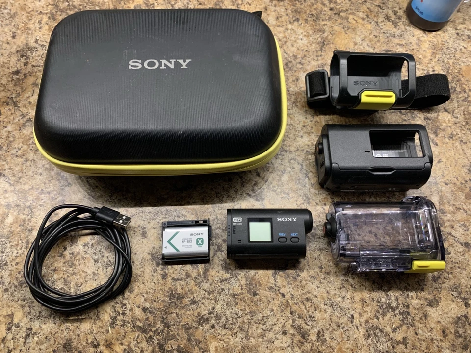 Sony Action Cam (HDR-AS15) with many accessories - Image 1 of 4