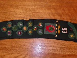 Vintage Mädchen Schärpe/Pfadfinder Patches seltenes Lot Verdienst Abzeichen Pins Schärpe Ind. - Bild 1 von 12