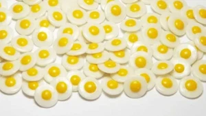 Barbi Dollhouse Miniature Food Mini Fried Eggs Breakfast Sunny Yoke Lot 👻🧲 6pc - Picture 1 of 17