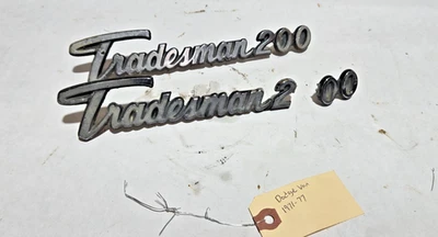 Dodge Ram Van B200 Tradesman 200 1970-1977 emblema puerta delantera insignia original OEM 2 Foto 1 de 4