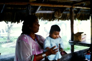 1966 35mm Kodachrome Slide Jungle Queen II Trading Post Seminole Woman Baby Doll - Picture 1 of 4