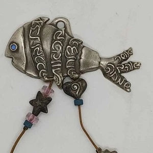 Colgante de pared con bendiciones para el hogar escritas en latón chapado en peltre y forma de pez - Imagen 1 de 9