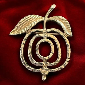 Broche de Manzana Modernista Sarah Coventry Tono Dorado Vintage Firmado Retro Prendedor de Frutas - Imagen 1 de 9