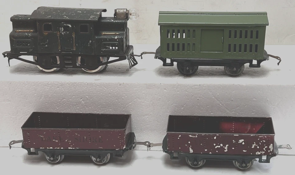 LIONEL O-GAUGE PREWAR 152 ELECTRIC LOCOMOTIVE W/(2)901 & 802 CARS - TESTED -RUNS - Image 1 of 4