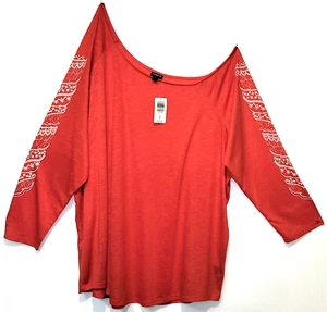 NWT Torrid Henna Off Shoulder Top Tomato Red Long Sleeve White Gaphics Size 6 6X - Foto 1 di 10
