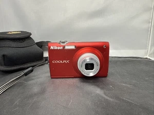Cámara digital Nikon Coolpix S205 12 MP roja zoom 4x LCD de 2,7" - Imagen 1 de 11