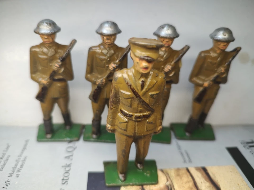 Soldados de juguete de hierro gris temprano de la Primera Guerra Mundial Foto 1 de 2