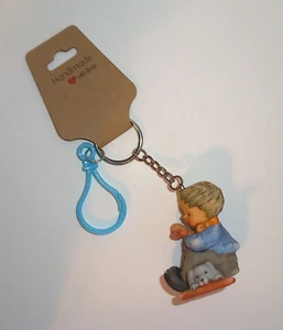 Vintage 1997 Goebel Hummel Junge & Hund Schlüsselanhänger Rucksack Clip Handarbeit Upcycling - Bild 1 von 3