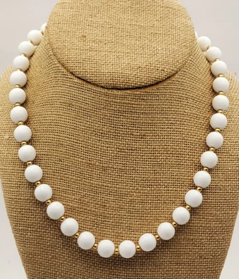 Vintage 80s Firmato Monet Bianco Lucite Perline con Oro Tono Distanziatori 18 " - Immagine 1 di 3