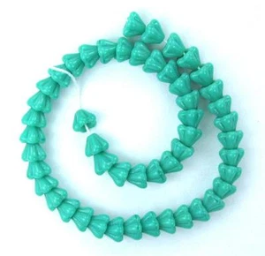 50 Türkis Tschechische Glasperlen Baby Glocke Blume 4x6 mm - Bild 1 von 1