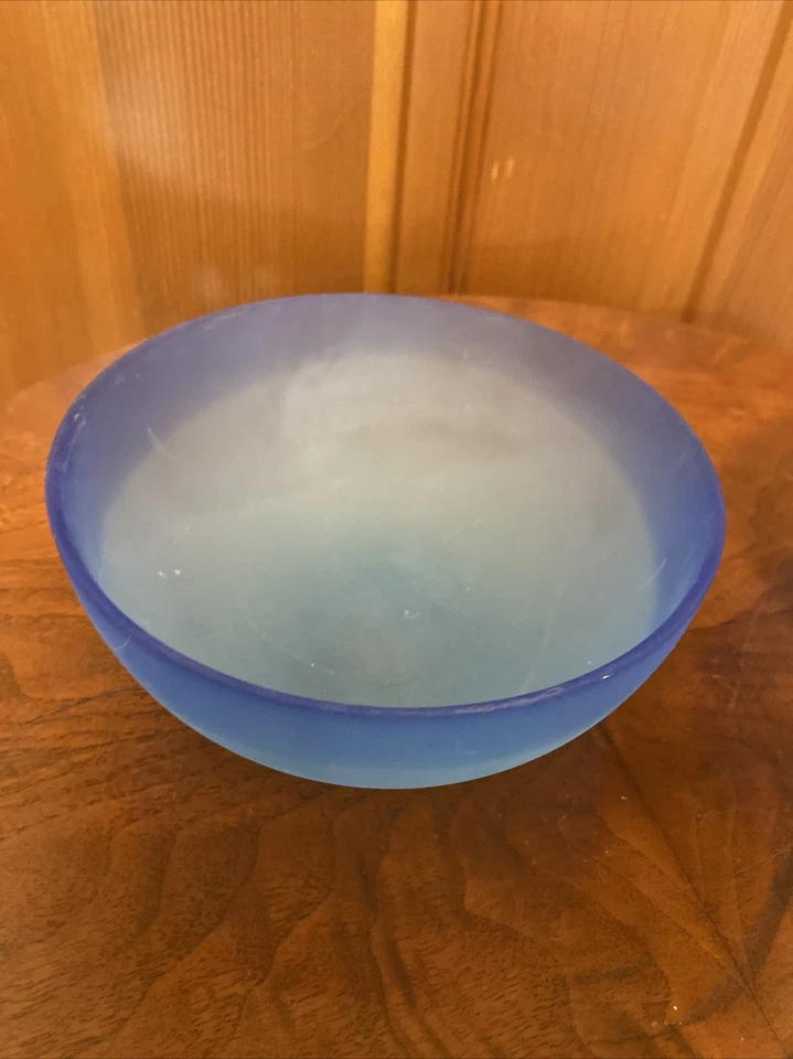 "Ensaladera Pottery Barn de vidrio esmerilado azul de dos tonos 6""" Foto 1 de 4