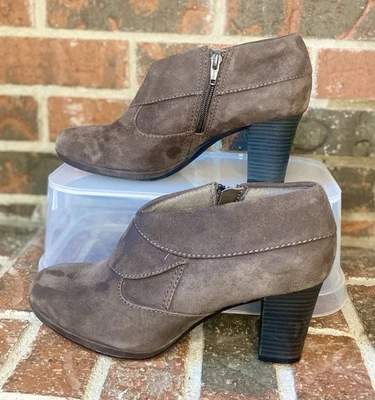 Botines CLARKS Marrón Gamuza Cuero Cremallera Tacón Alto Talla 8.5 M Estilo 26101462 Foto 1 de 4