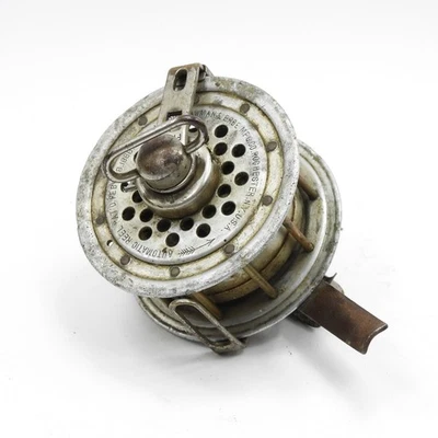 老式 Yawman & Erbe 自动飞钓卷轴。 2 1/2”。 — 第 1/4 张图片