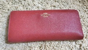 Red Coach Pebbled Leather Slim Zip Wallet Gold Hardware Snap Closure  - Bild 1 von 4