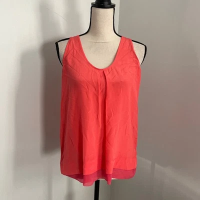 Blusa de seda espalda cruzada mediana coral plisada en capas ligera ropa de resort elegante Foto 1 de 4