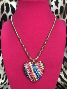 Betsey Johnson 60er Mod Retro Regenbogen Kristall Puffy LOVE ME Gold Herz Halskette - Bild 1 von 5