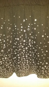 NWOT Black Woman's Top with Bottom Front Tiny Silver Flowers Short Sleeves - Bild 1 von 3