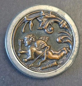 Grande antico bottone quadro in metallo CHERUBINO CUPIDO CON ARCO E FRECCIA - Foto 1 di 4