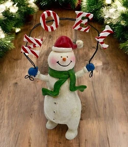 Figura de Navidad muñeco de nieve vintage sosteniendo letrero Noel bastón de caramelo letras a rayas - Imagen 1 de 8