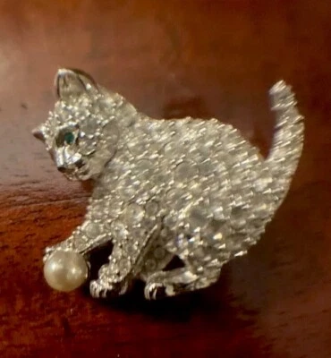 Broche retirado cristales de Swarovski ojos verdes gatito gato jugando con pelota Foto 1 de 4
