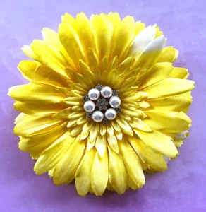 5" Light Yellow Gerbera Daisy Pearl & Rhinestones Silk Flower BROOCH Pin - Bild 1 von 2