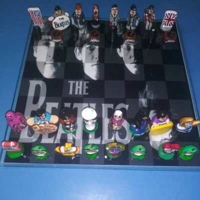 JUEGO DE AJEDREZ ARTESANAL DE LOS BEATLES PSICODÉLICOS DE LOS AÑOS 60 TOP VS. AÑOS 70.  Foto 1 de 4