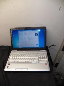 Toshiba Satellite L505D-S5992 15,6 in Windows 7 computer portatile con grafica Radeon - Foto 1 di 14