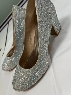 Zapatos de salón Badgley Mischka Dorothy adornados con joyas para niñas talla 6 Foto 1 de 4