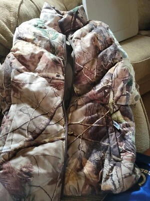 Realtree  Camo Youth XL  Zip Up Vest 2 zip up pockets on outside and 2 nonzip in - Image 1 of 4
