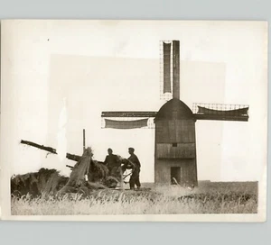 PISTOLA ANTIAÉREA LIGERA Cerca de Molino de Viento CAMPO UCRANIA SEGUNDA GUERRA MUNDIAL 1941 Foto de Prensa - Imagen 1 de 2
