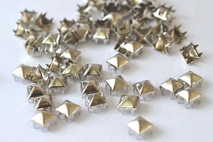 100x Pyramidennieten Krallennieten aus Messing, 9.7 x 9.7 mm, Silber-Nickel, USA - Picture 1 of 5