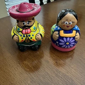 Salt And Pepper Shakers Hand Painted Mexican Man And Woman Couple Folk Art Clay - Picture 1 of 11