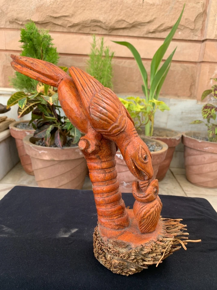Antigua estatuilla artesanal de madera pintada de naranja águila pájaro y aguilucho Foto 1 de 4