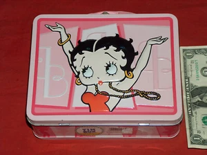 Fiambrera Betty Boop 2005 King Features 7,5" X 6" X 3" en relieve metal estaño GD - Imagen 1 de 5
