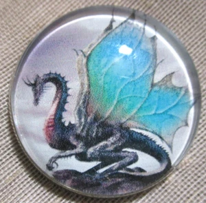 NEW LRG GLASS DOME PIC BUTTON LARGE DRAGON WITH BIG BLUE WINGS 30mm - Picture 1 of 2