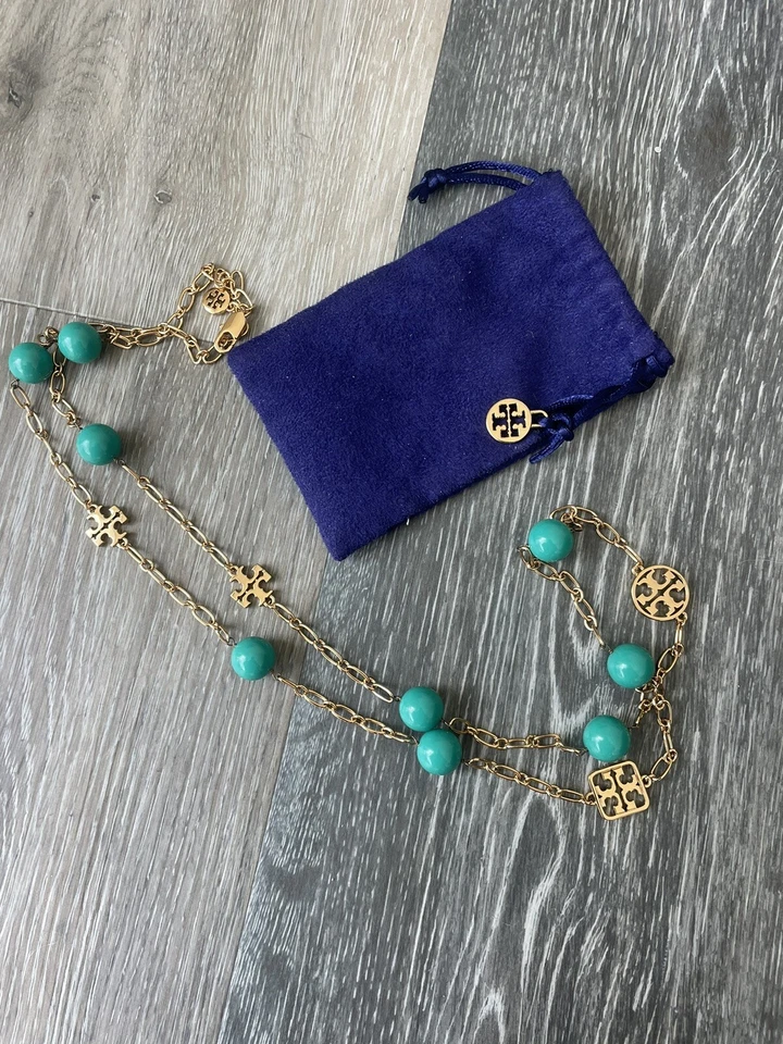 Collar enchapado en oro estación logotipo resina verde azulado Evie diseñador Tory Burch Foto 1 de 4