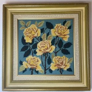 Rose gialle vintage punto ago incorniciato fatto a mano 18” x 18” blu anni ’70 - Foto 1 di 14