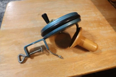 Manivela manual vintage de hilo de metal hecha en Suiza Foto 1 de 4