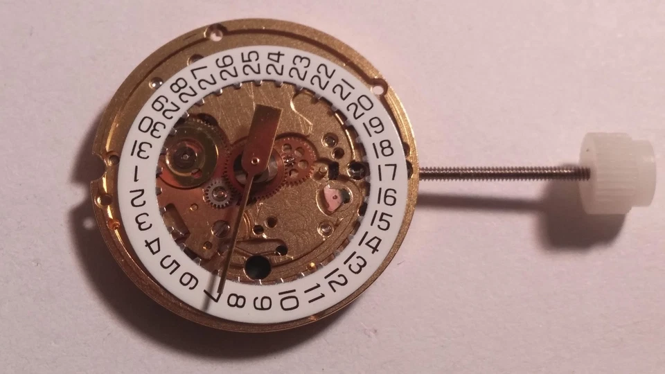 ETA 265.111 movement Cyma. 9 jewels. date at 3. for parts or repair. Unknown if  - Image 1 of 4