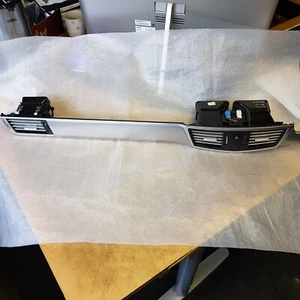 MERCEDES E-KLASSE E250 W212 2010 ZENTRALE ARMATURENBRETTLÜFTUNGSSCHLITZE + VERKLEIDUNG A21283025541 - Bild 1 von 17