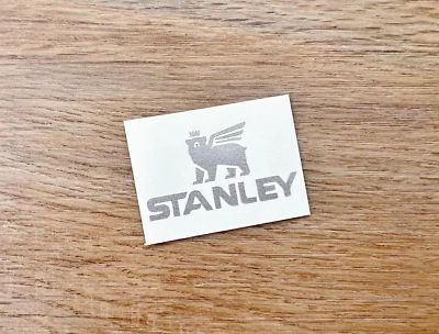 Calcomanía adhesiva de vinilo vaso icono logotipo Stanley 1,8" W TAMAÑO ORIGINAL Foto 1 de 4
