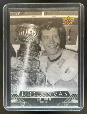 2023-24 Upper Deck Jari Kurri UD Lienzo Blanco y Negro #C247 Engrasadores Foto 1 de 2