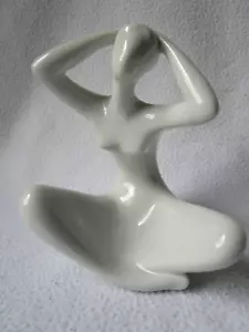Figura de porcelana Royal Dux mujer sentada asiento de sastre comercializado 12,5x10x7,5 moderno - Imagen 1 de 8
