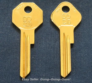 SET OEM DODGE PLYMOUTH CHRYSLER DESOTO KEY BLANKS Y128 Y127 1939-1948 IGN/TRUNK - Foto 1 di 5