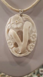 ciondolo cammeo con lettera V e fiori incisi lungh.cm.6 largh.cm.4 gancio in... - Foto 1 di 4