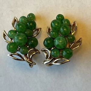 "Pendientes de clip vintage corona Trifari verde imitación jade lucita tono dorado flor 1""" - Imagen 1 de 10